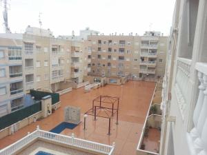 Elle offre une vue sur un balcon d'un bâtiment. dans l'établissement Zoa Apartment, à Torrevieja