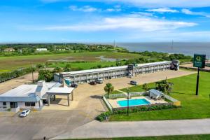 Bazén v ubytování Quality Inn & Suites Port Lavaca near Lighthouse Beach nebo v jeho okolí