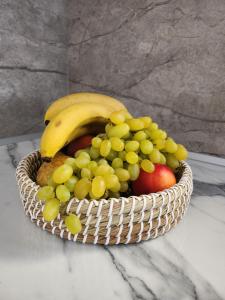 Ein Obstkorb steht auf einem Tisch in der Unterkunft Tina's Studio in Pastida