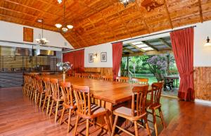Area lounge atau bar di Vineyard Cottages - Kumeu