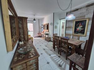 un soggiorno con tavolo da pranzo e sedie di Ap Alecrim Praia do Forte Cabo Frio Pé na Areia3qt a Cabo Frio