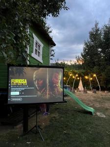 Večerní zábavní program pro hosty v ubytování Casa Bunicii Comarnic