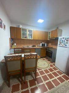 Η κουζίνα ή μικρή κουζίνα στο Traditional Tirana house +7 φωτογραφίες