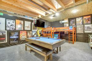 Camera con tavolo da biliardo e letto a castello. di Game Room, Hot Tub and Mtn View Bonney Lake Retreat a Bonney Lake