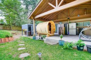 Fotografie z fotogalerie ubytování Day trip to Snoqualmie! Lakefront Home with Hot Tub v destinaci Bonney Lake