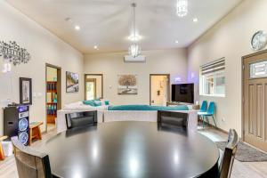 Fotografie z fotogalerie ubytování Day trip to Snoqualmie! Lakefront Home with Hot Tub v destinaci Bonney Lake