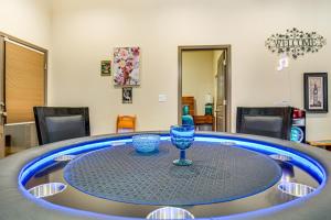 Fotografie z fotogalerie ubytování Day trip to Snoqualmie! Lakefront Home with Hot Tub v destinaci Bonney Lake