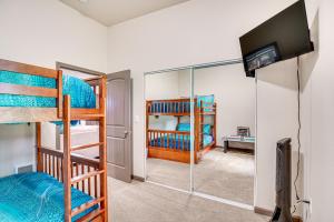 una camera con due letti a castello e uno specchio di Game Room, Hot Tub and Mtn View Bonney Lake Retreat a Bonney Lake