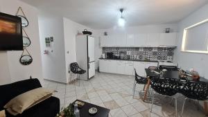 Η κουζίνα ή μικρή κουζίνα στο George modern flat near Airport-Expo-Sea