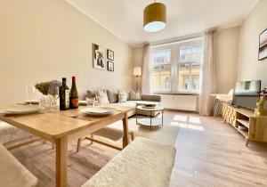 a living room with a table and a couch at Bautzen Living Appartement - Zentrumslage Parkplatz Babybett in Bautzen