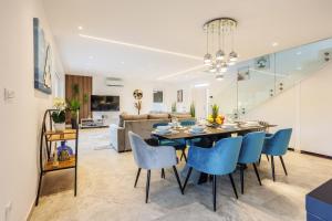 ein Esszimmer und ein Wohnzimmer mit Tisch und Stühlen in der Unterkunft Villa dal' Mares in Vinišće