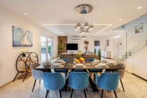 ein Esszimmer und ein Wohnzimmer mit Tisch und Stühlen in der Unterkunft Villa dal' Mares in Vinišće