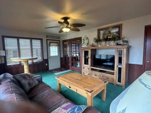 un salon avec un canapé et une table basse dans l'établissement Northern Resort #17, à Minocqua