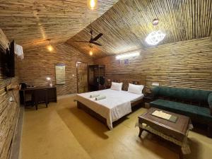 Postel nebo postele na pokoji v ubytování Gopika Resort