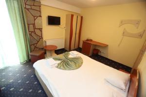 Postel nebo postele na pokoji v ubytování Restaurant Casa Nicolenco Azuga by Genco