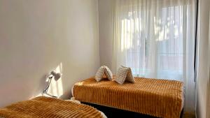 a bedroom with two beds and a window at Casa Rural con piscina privada y jardines - LA CASILLA in Cájar