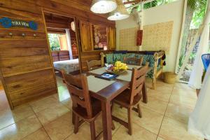 ein Esszimmer mit einem Holztisch und Stühlen in der Unterkunft Up! House ~ Charming and cozy ~ 4 guests in Playa Chiquita in Cocles + 18 Fotos