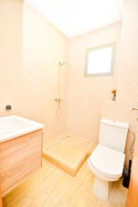 un bagno con un water e un lavandino di Modern Marina - Beach - Pool a Sidi Rahal