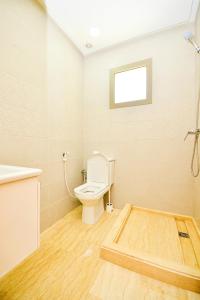 un bagno con un water, un lavandino e una finestra di Modern Marina - Beach - Pool a Sidi Rahal Altre 12 foto