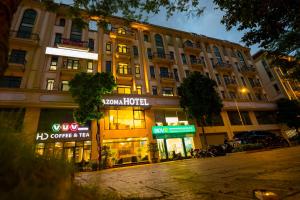 un gran edificio con un hotel en una calle en AZOMA hotel, en Hanói
