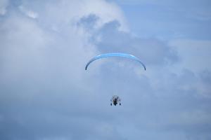 eine Person, die mit einem Fallschirm in den Himmel reitet in der Unterkunft Up! House ~ Charming and cozy ~ 4 guests in Playa Chiquita in Cocles