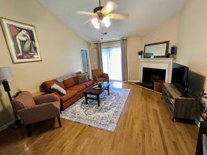 a living room with a couch and a fireplace at Aerie Oaks Cottage-5min to Lake, 20min to Columbia in Lexington