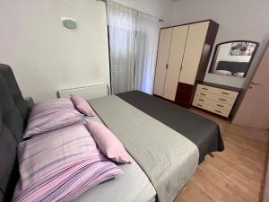 マリナにあるApartman “Snježana”のベッドルーム1室(ピンクの枕と鏡付きのベッド1台付) +53枚の写真