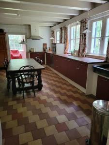 a kitchen with a table and chairs in a room at Zuidewijn in Sprang-Capelle