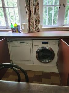 a washing machine under a counter in a kitchen at Zuidewijn in Sprang-Capelle