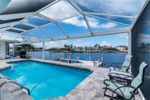 Bazén v ubytování Waterfront 3 Bed I Wide Water Views I Heated Pool nebo v jeho okolí