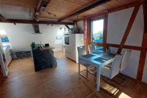 a kitchen and dining room with a table and chairs at Ferienwohnung Spanbeck in Bovenden