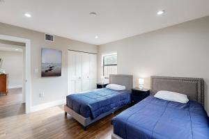 Un dormitorio con dos camas y una gran ventana. en Mid-Century Modern Oasis, en Miami
