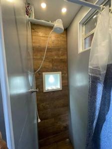 une salle de bain avec douche avec porte dans une pièce dans l'établissement Tiny house AR, Wi-Fi, TV cozinha, proximo a Unig, à Nova Iguaçu 88 autres photos