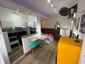 une pièce avec une cuisine avec une table et des chaises dans l'établissement Tiny house AR, Wi-Fi, TV cozinha, proximo a Unig, à Nova Iguaçu