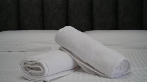 un rotolo di carta igienica su un letto di Bar Restorant Hotel Rama a Belsh