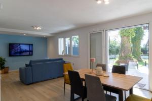 a living room with a table and a couch at Casa cancello a mare in Santa Flavia