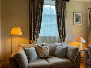 Plas yn Yale with mountain views from all windows的休息区