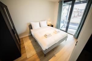 une chambre avec un lit avec deux serviettes dessus dans l'établissement Alphabet Apartments -2e Pijnackerstraat 13, à Rotterdam