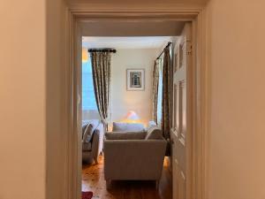 Plas yn Yale with mountain views from all windows的休息区