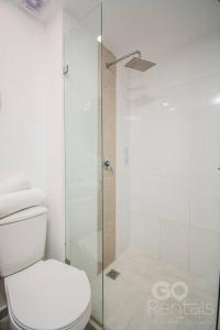 un bagno con wc e doccia in vetro di Mountain and City Views Loft Ultra-Fast Internet a Medellín