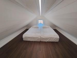 Postel nebo postele na pokoji v ubytování Centralt gästhus i Sala med kök, trädgård & Wi-Fi