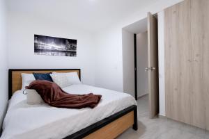 a bedroom with a bed with a blanket on it at Refugio Moderno para descansar en Santa Rosa in Santa Rosa de Cabal