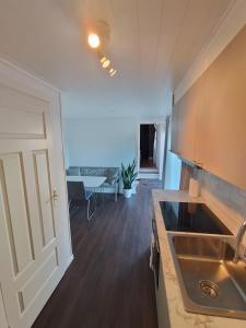 Kuchyň nebo kuchyňský kout v ubytování Centralt gästhus i Sala med kök, trädgård & Wi-Fi