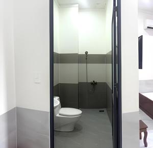 Bilik mandi di Hotel Quang Vinh 3
