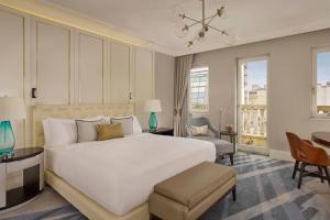 Posteľ alebo postele v izbe v ubytovaní Al Habtoor Palace Budapest, Preferred Hotels & Resorts