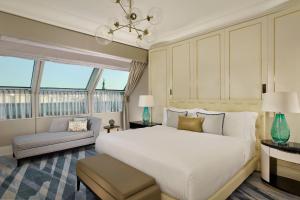 Posteľ alebo postele v izbe v ubytovaní Al Habtoor Palace Budapest, Preferred Hotels & Resorts