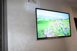 een flatscreen-tv die aan de muur hangt bij Al-Sabah Residence Agadir in Agadir