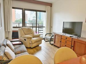 a living room with a flat screen tv and furniture at ENB | Flat hotel em SBC p/ 2 pp Espaço e Conforto in São Bernardo do Campo