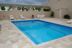 a large swimming pool with blue water at ENB | Flat hotel em SBC p/ 2 pp Espaço e Conforto in São Bernardo do Campo