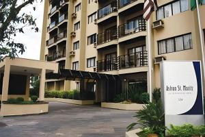 a large apartment building with a black awning at ENB | Flat hotel em SBC p/ 2 pp Espaço e Conforto in São Bernardo do Campo